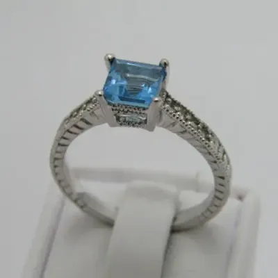 9kt White gold ring with 1.3ct blue topaz and small diamonds of 0.08ct in total - weighs 3.4g - Q/8