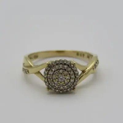 9kt Yellow gold diamond ring with 53 diamonds - Weighs 3,0 g - Size N