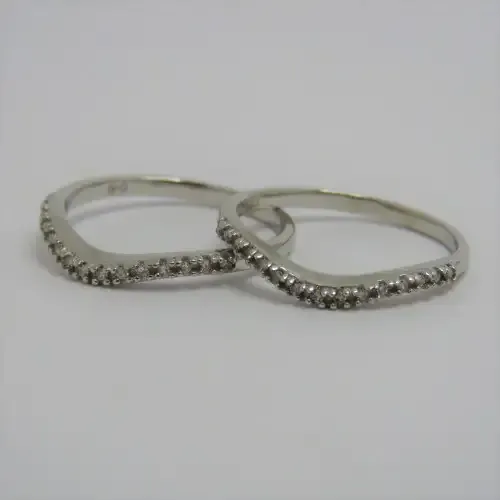 Pair of 9ct white gold accompanying rings/bands with about 15 diamonds each - Very well made