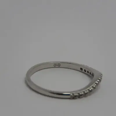 Pair of 9ct white gold accompanying rings/bands with about 15 diamonds each - Very well made