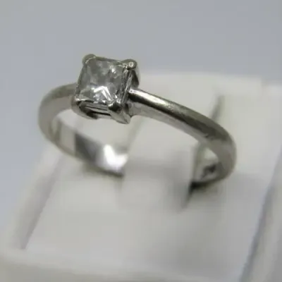 18kt White Gold ring with square diamond of about 42 points - princess cut - size L