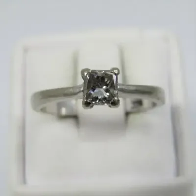 18kt White Gold ring with square diamond of about 42 points - princess cut - size L