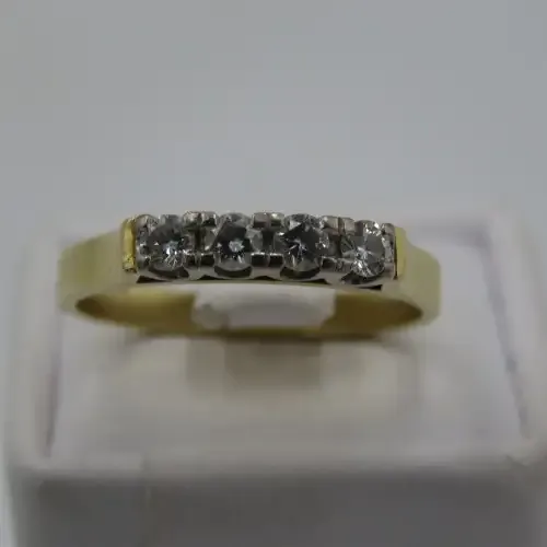 18kt Gold ring with 4 Diamonds estimated at 0,30 carat - Size - N