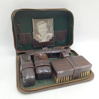 Antique travelling men&#39;s grooming kit with picture