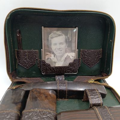 Antique travelling men's grooming kit with picture