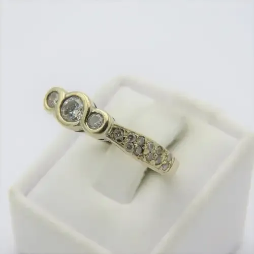 18kt White gold diamond ring with 25 diamonds