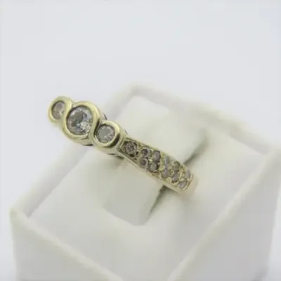 18kt White gold diamond ring with 25 diamonds