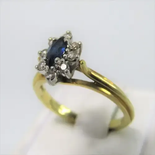 18kt Yellow Gold Sapphire ring with 8 small diamonds - weighs 3,9g - Size L