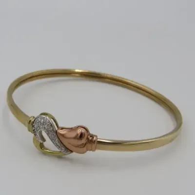 9kt Gold bangle KMC with 17 diamonds in clasp - red, white and yellow gold. 5,9 Grams in total