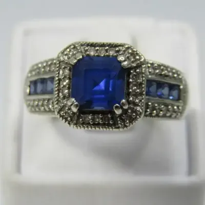 9kt white gold ring with 36 small diamonds plus 7 blue sapphires - weighs 4,3g - size N