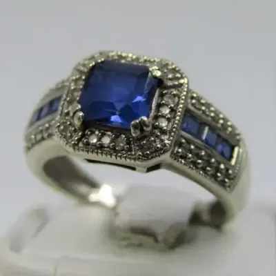 9kt white gold ring with 36 small diamonds plus 7 blue sapphires - weighs 4,3g - size N