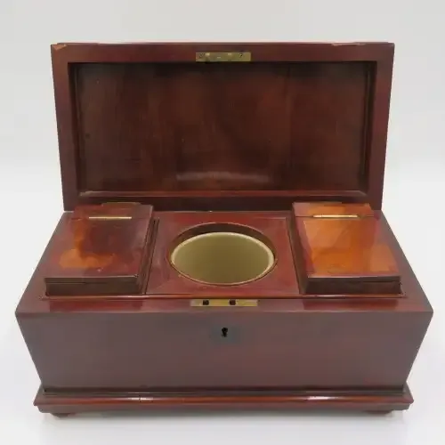 Antique 19th century Mahogany and Rosewood tea caddy - One corner chipped