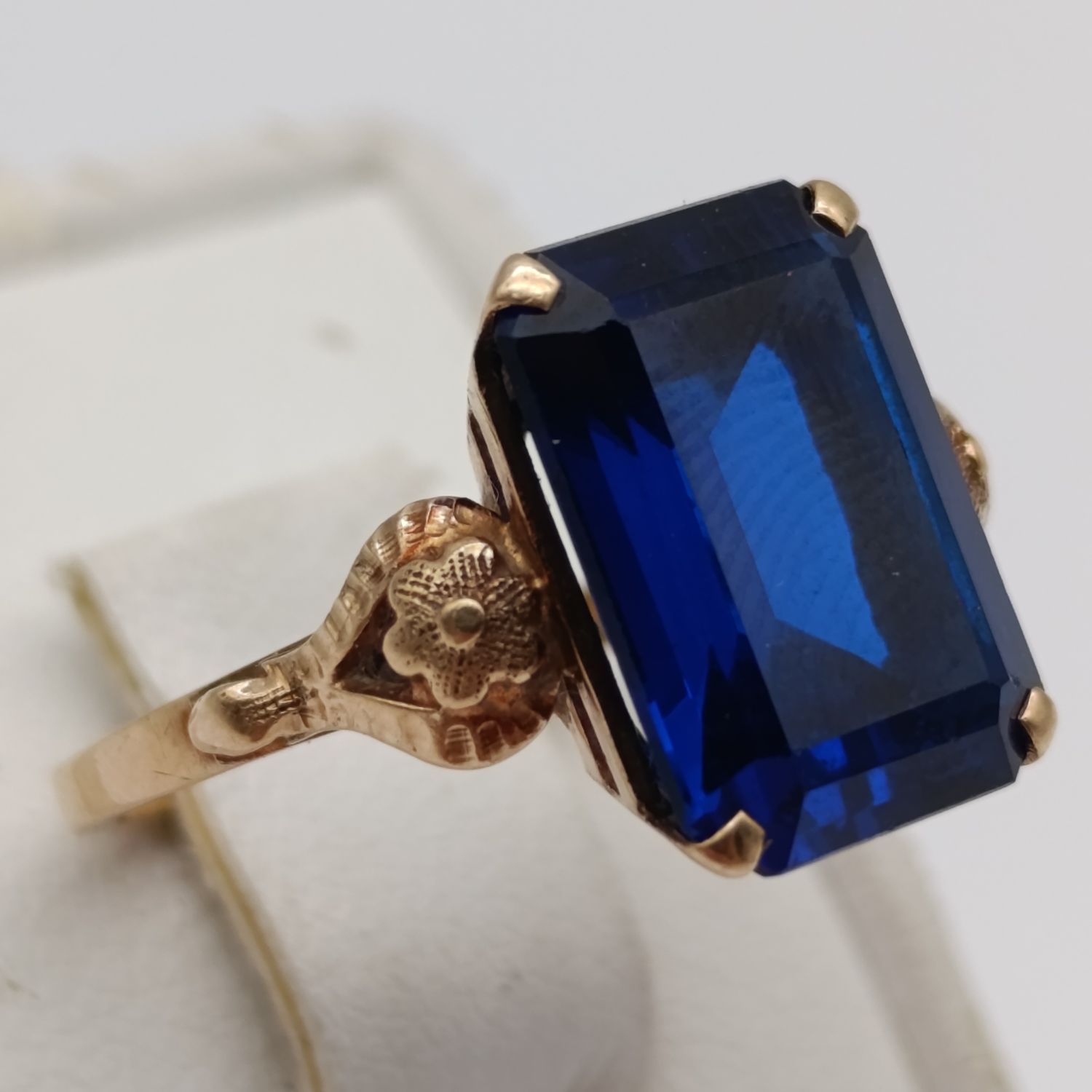 9kt Gold ring with dark blue Topaz - weighs 4.4g - size N 1/2