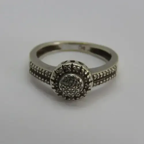 9kt White gold ring with about 66 small diamonds - Weighs 2,4 g - Size J