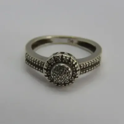 9kt White gold ring with about 66 small diamonds - Weighs 2,4 g - Size J