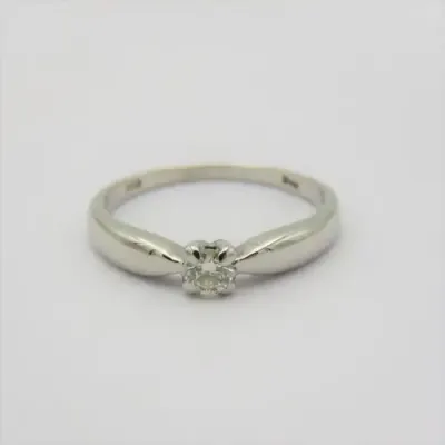 9kt White gold diamond ring - appr. 0,24ct - Weighs 2,8 g - Size O 1/2