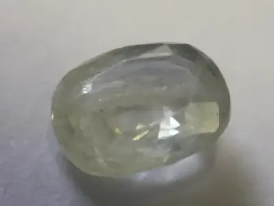 Natural Sapphire of 1.93 carat - Oval near colourless - With Gem Lab certificate