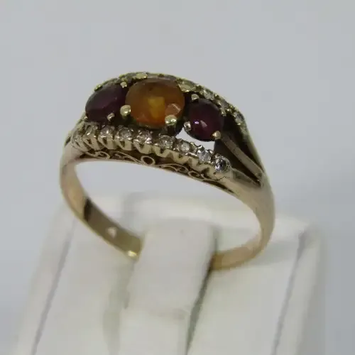 9kt Gold ring with Amethyst, yellow stone surrounded by Diamonds - weighs 3,6g - Size Q