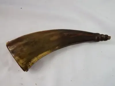 Antique gunpowder horn ( made of Horn )