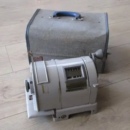 Vintage 1940&#39;s Pitney-Bowes Model S14041 postage meter in case