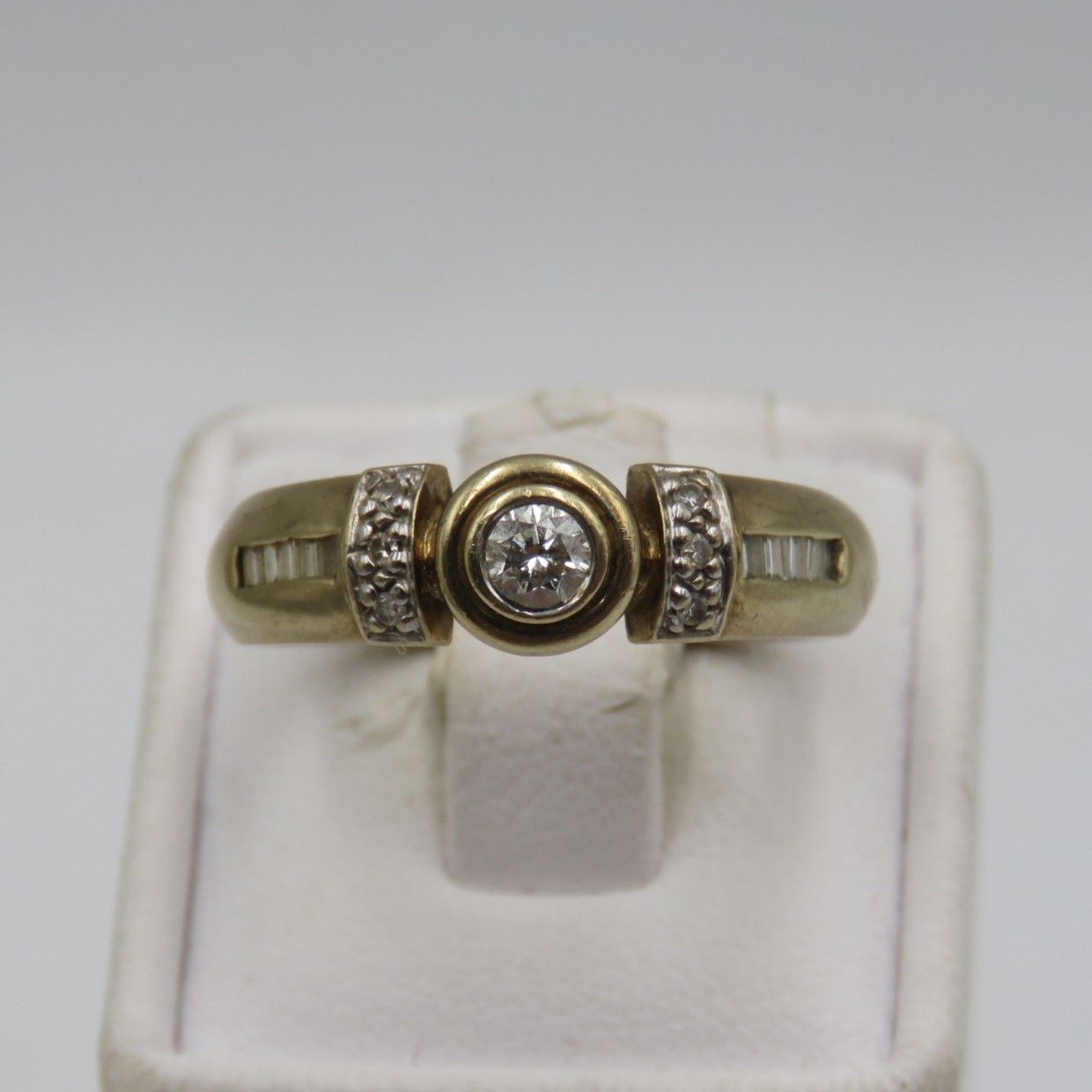 9Kt gold ring with 13 point centre diamonds and 10 baguette diamond - Size P 1/2- 4g