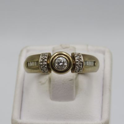 9Kt gold ring with 13 point centre diamonds and 10 baguette diamond - Size P 1/2- 4g