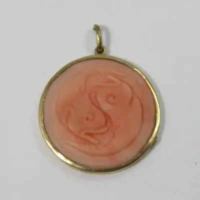 9kt Gold pendant with coral insert