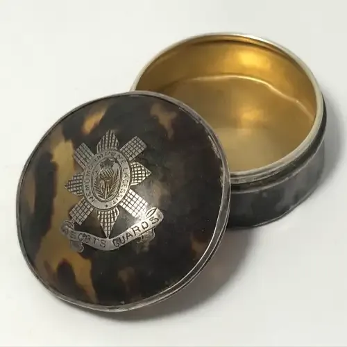 Scottish Hallmarked silver snuff box with Scots Guard emblem on tortoise lid - Birmingham