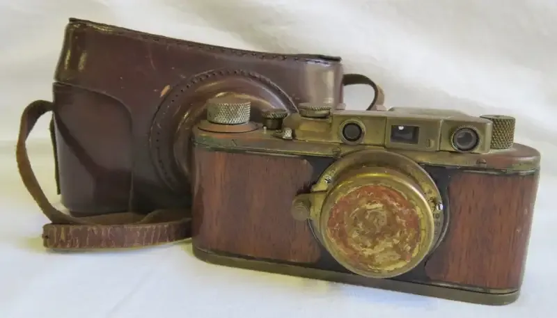 Vintage 1934 Leica II 35mm camera with wooden finish - Serial 146216 - In leather pouch
