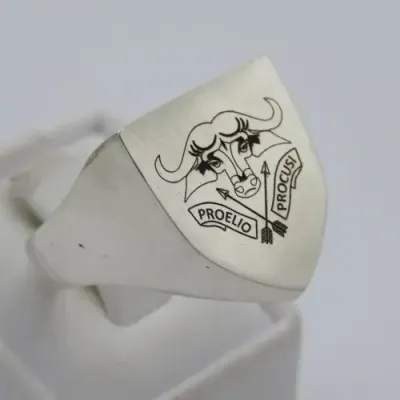 Sterling silver ring with SADF 32 Battalion crest - Weighs 12,8 g - Size Y