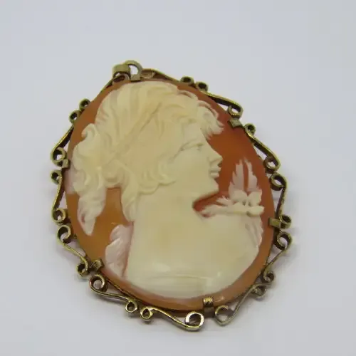 9kt Gold Cameo brooch / pendant - Weighs 5.7g