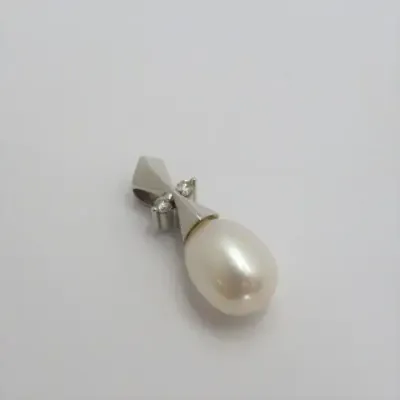 18kt white gold diamonds and pearl pendant - Weight 1,9 grams