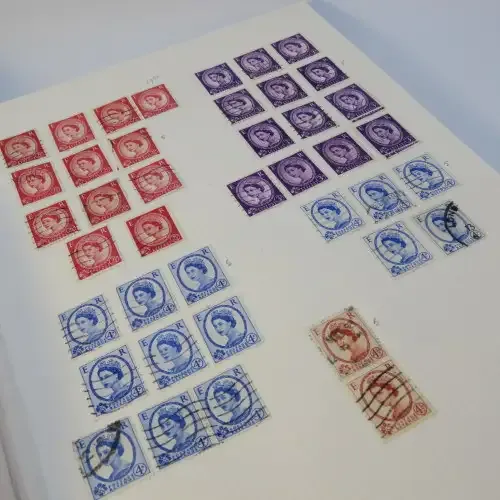 Album with about 700 Great Britain stamps - Many mint hinged