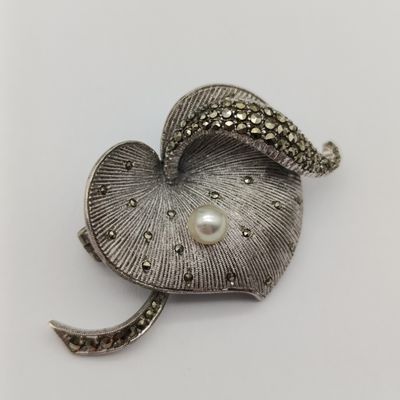 Sterling silver marcasite brooch with pearl - weighs 9.2g