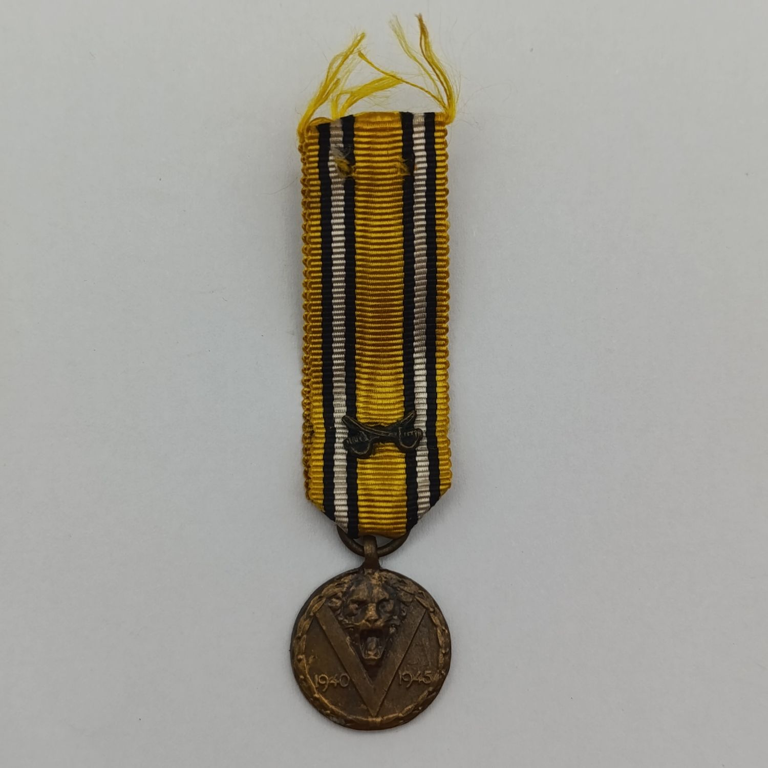 WW2 Belgium Victory medal miniature with clasp for combat forces