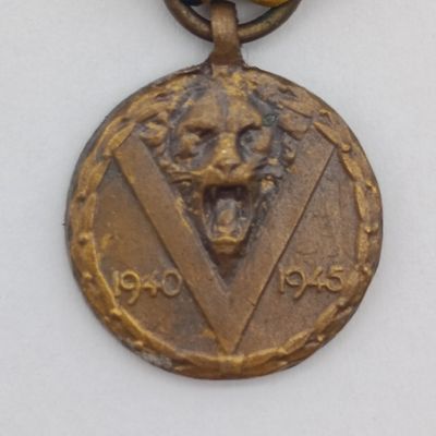 WW2 Belgium Victory medal miniature with clasp for combat forces