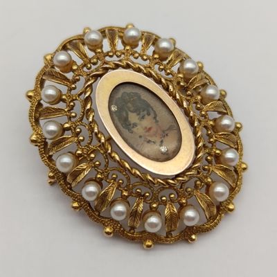 Antique 8kt brooch with handpainted portrait and seedpearls - weighs 8.1g