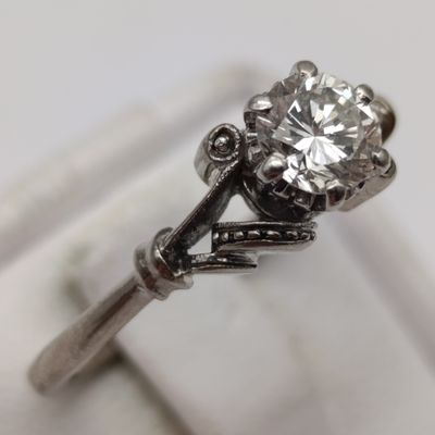 18kt White gold and Platinum diamond ring with beautiful diamond of over 0.50ct - weighs 3.7g