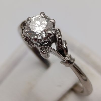 18kt White gold and Platinum diamond ring with beautiful diamond of over 0.50ct - weighs 3.7g