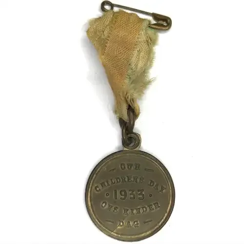 1933 - Ons Kinder Dag - Our Children Day medallion - cracked die variety SCARCE