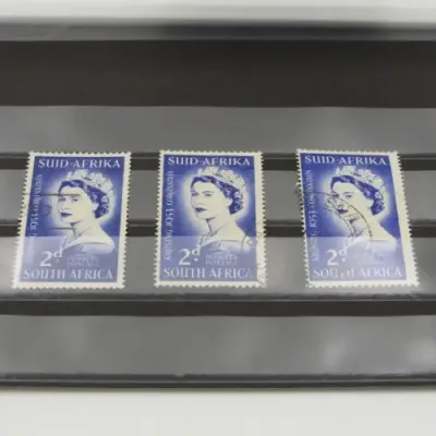 SACC 142 Queen Elizabeth 3 x Error stamps with dots on the left side of her face and chin