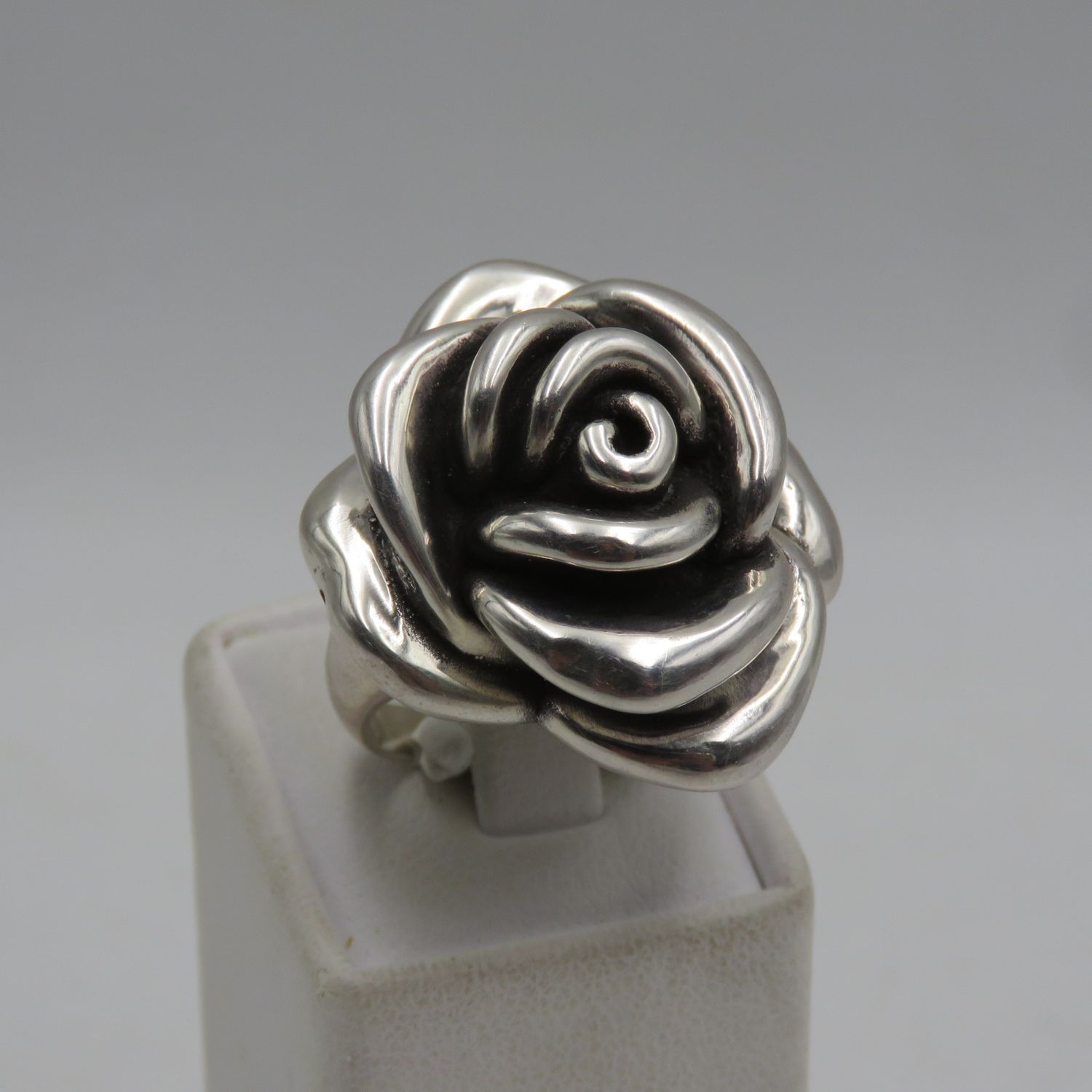 Sterling silver flower design ring - weighs 9,4g  - Size N