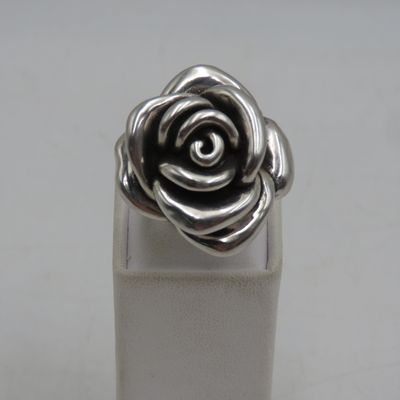 Sterling silver flower design ring - weighs 9,4g  - Size N