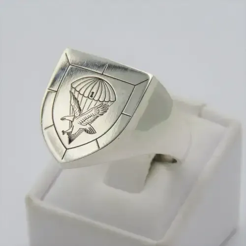 Sterling silver ring with SADF 1 Parachute battalion crest - Weighs 12,5 g - Size X