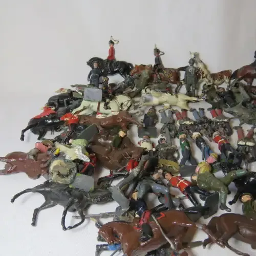 Lot of 90 vintage lead soldiers and horses with war damage - Missing pieces