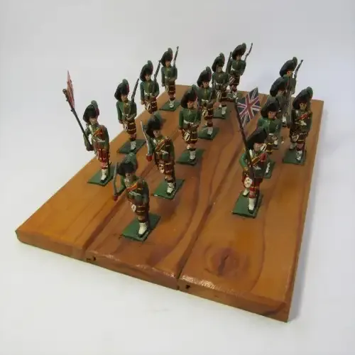 Set of 15 Scottish Highlanders marching lead soldiers