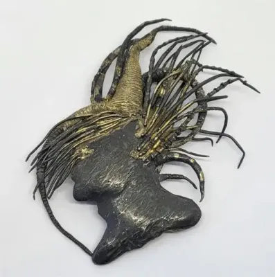 Handmade sterling silver head with funky hair brooch - 43.5g
