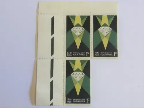 SACC 254 - 3 stamps with slight offset of printing - Top left stamps with white line above 1961