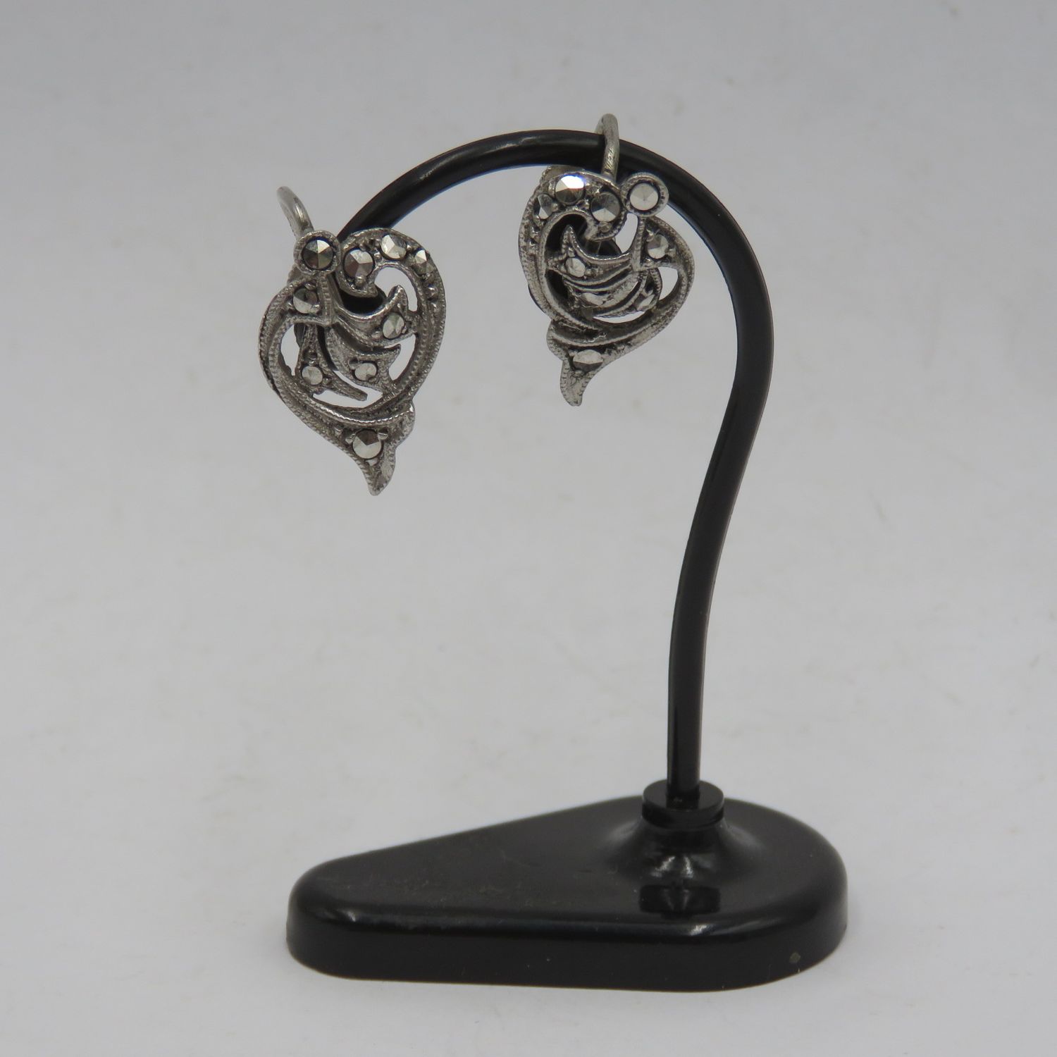 Pair of sterling silver marcasite screw-on earrings - weighs 3,9 grams