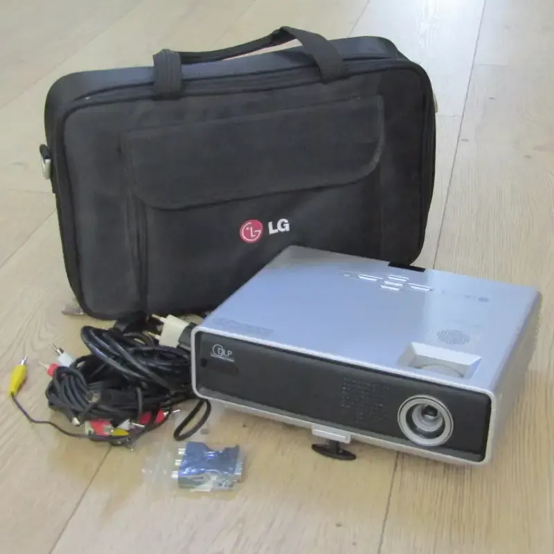 LG DS 125 Projector in bang with cables - working